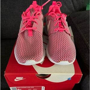 NIB Woman’s Nike Roshe Shoes (Size 6Y/7.5)
